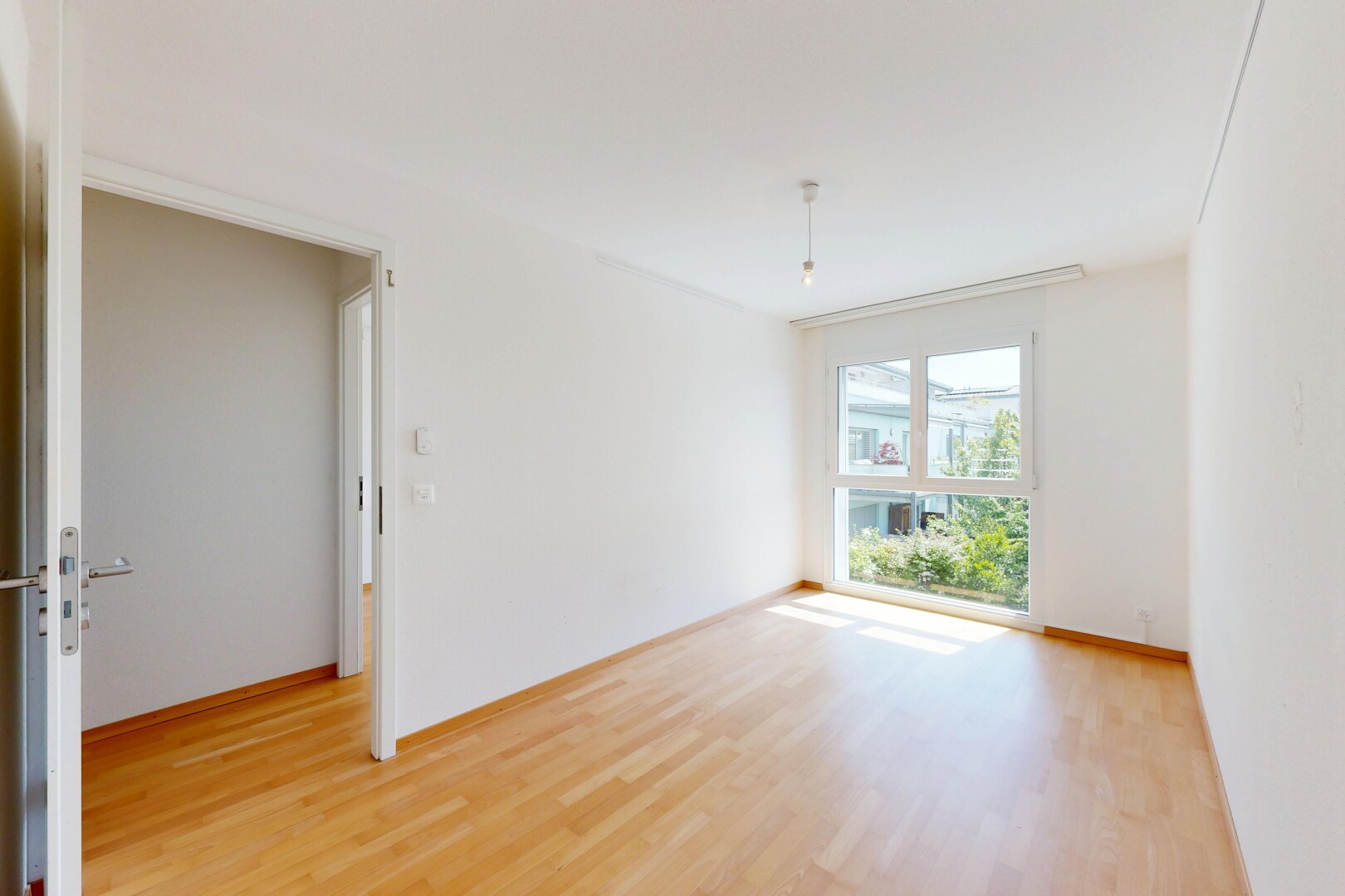 pièce vide avec inside property, sol en finition bois, wood finish floor, lumière naturelle, et natural light