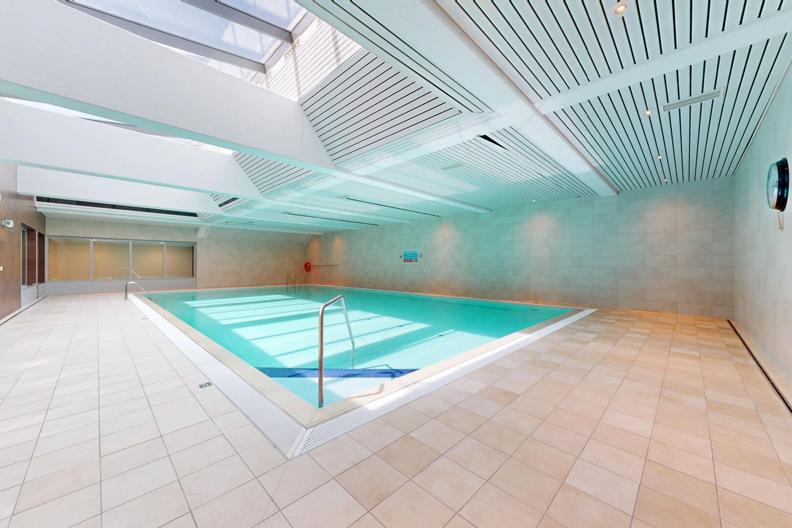 piscine avec rampe, piscine, puits de lumière, et inside community