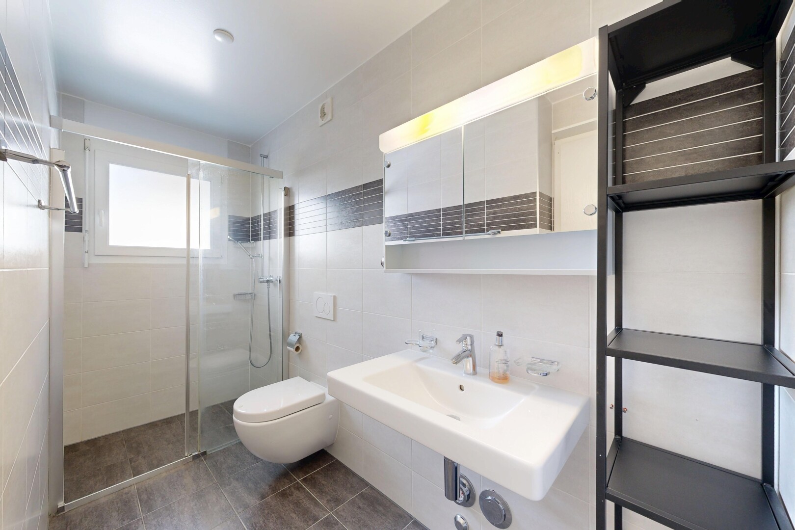 salle de bains avec douche, salle de bain complète, inside property, mur en carrelage, et tile wall