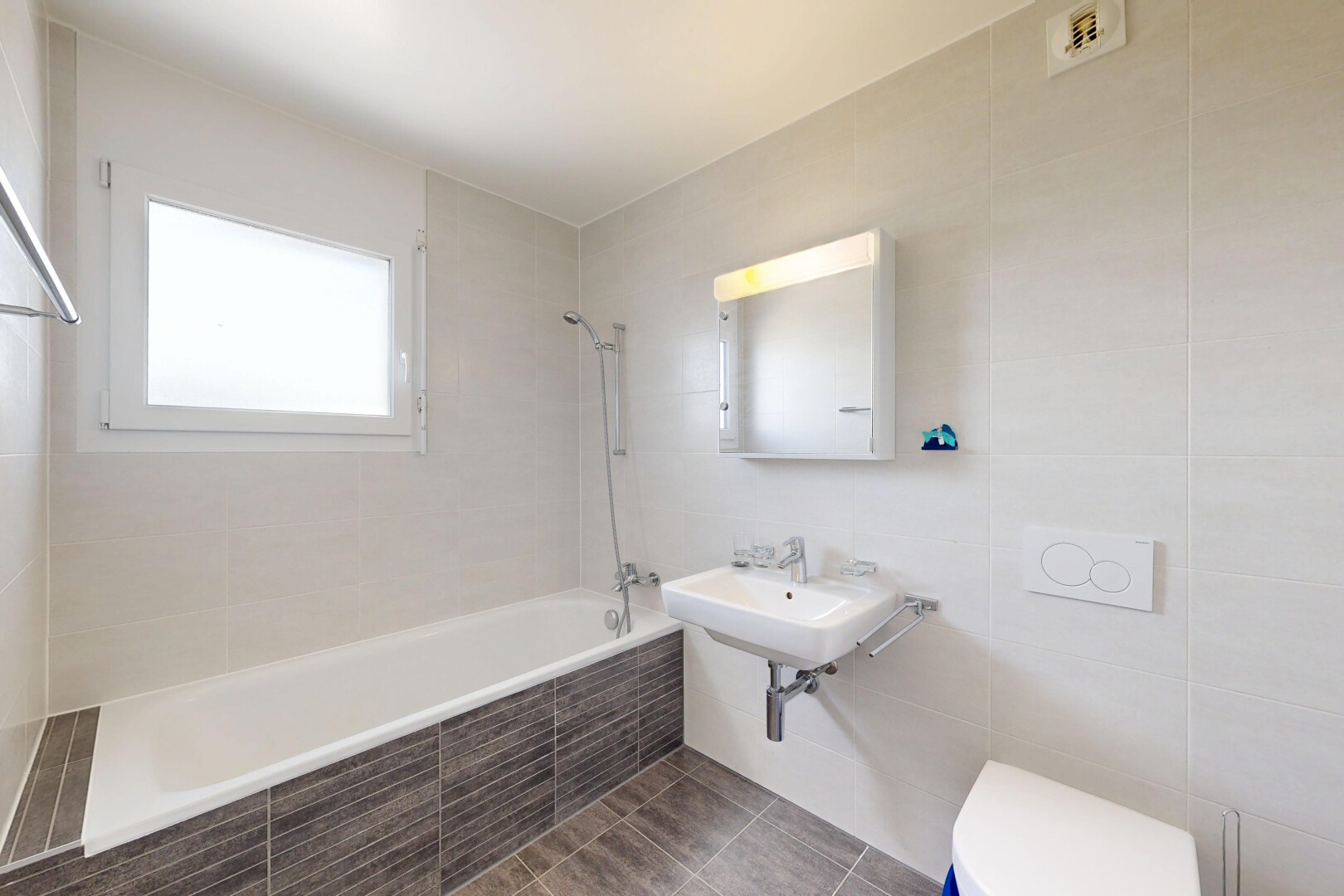 salle de bains avec mur en carrelage, tile wall, salle de bain complète, douche-bain combinés, et lumière naturelle