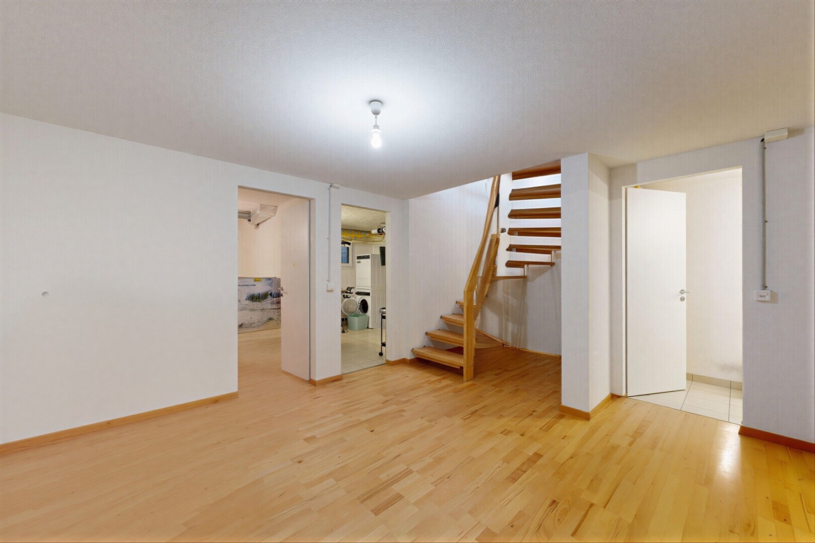 pièce vide avec sous-sol, escaliers, inside property, wood finish floor, et sol en finition bois