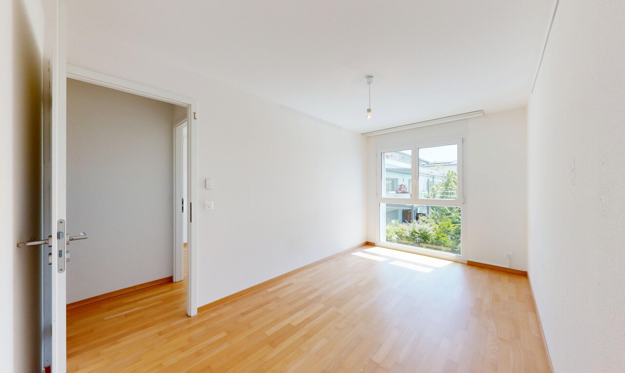 pièce vide avec inside property, sol en finition bois, wood finish floor, lumière naturelle, et natural light