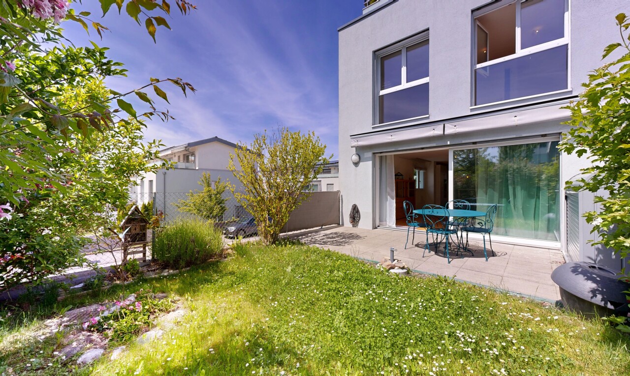 façade avec clôture, bardage en stuc, pelouse, terrasse, et from property