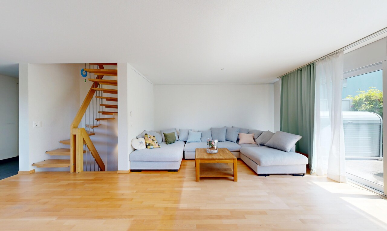 salon avec wood finish floor, sol en finition bois, inside property, drywall, et cloison sèche