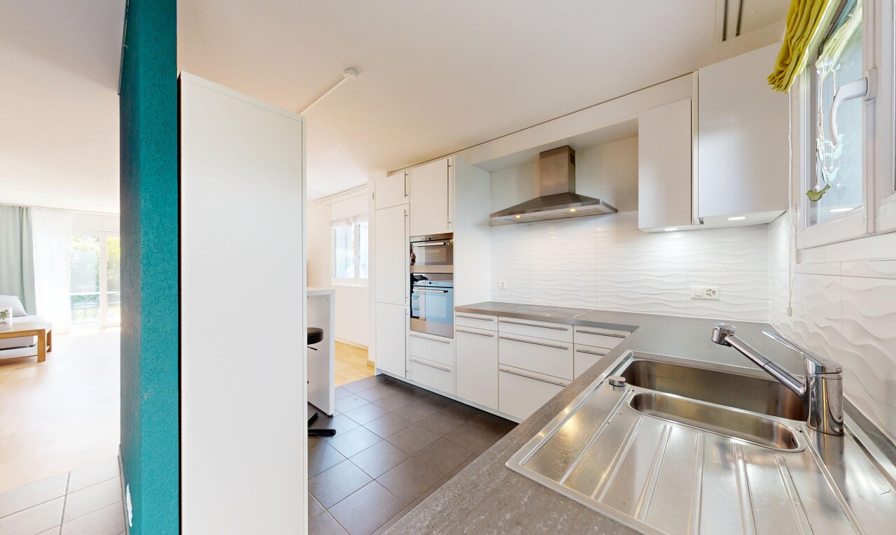 cuisine avec lumière naturelle, natural light, armoires blanches, white cabinets, et hotte