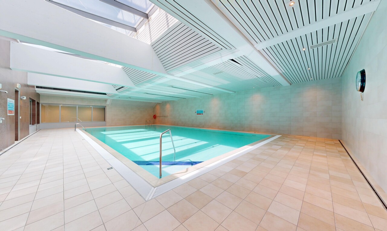 piscine avec rampe, piscine, puits de lumière, et inside community