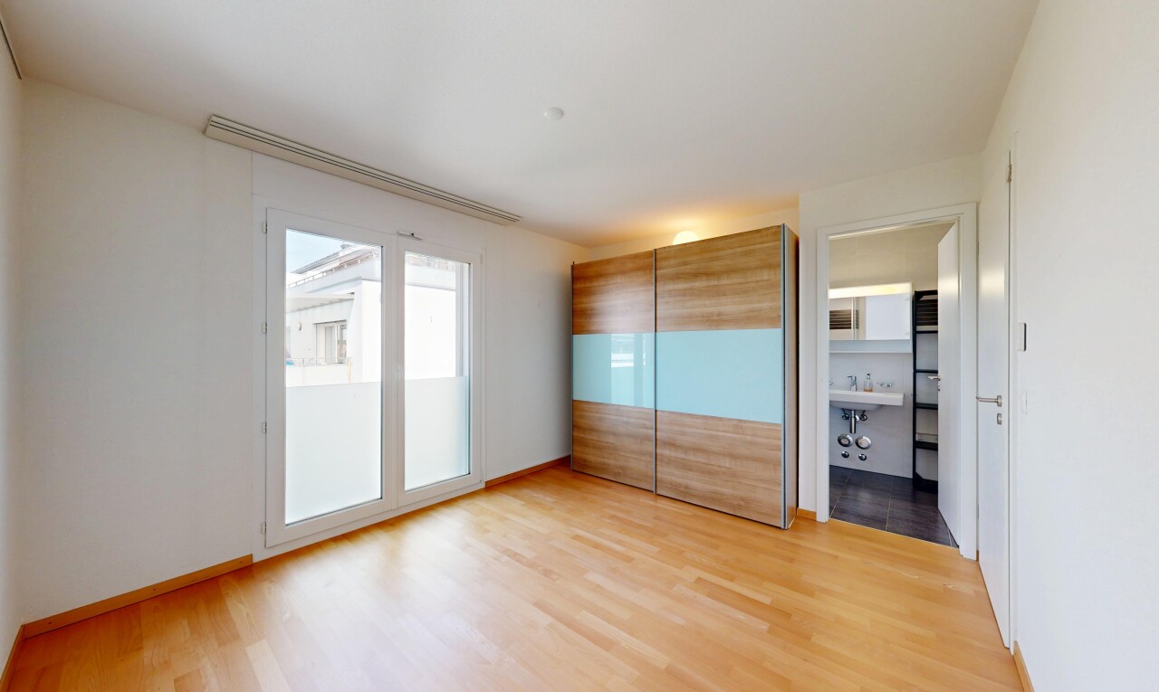 chambre avec light floor, inside property, cloison sèche, drywall, et sol en finition bois