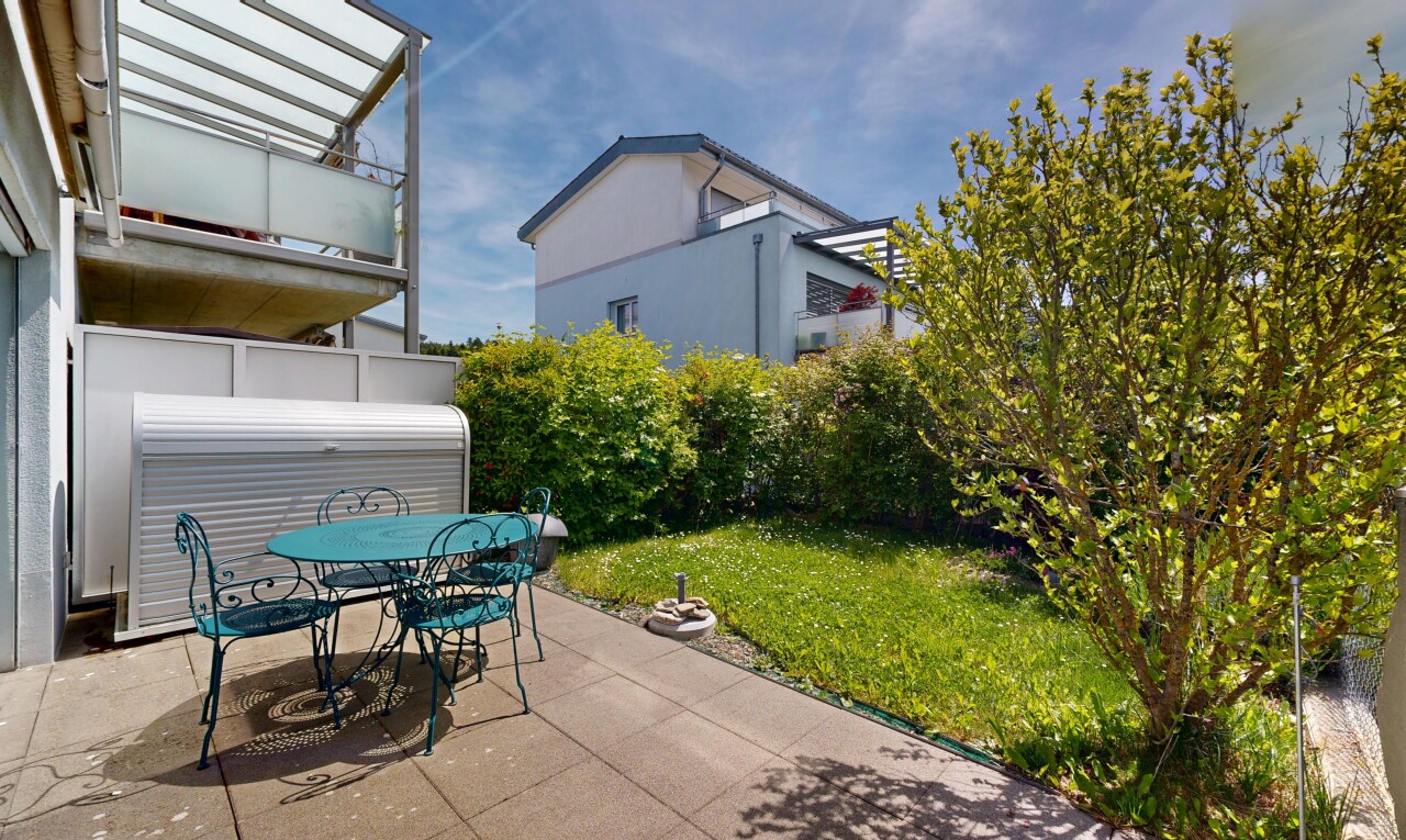 jardin avec coin repas extérieur, terrasse, from property, day time, et pelouse