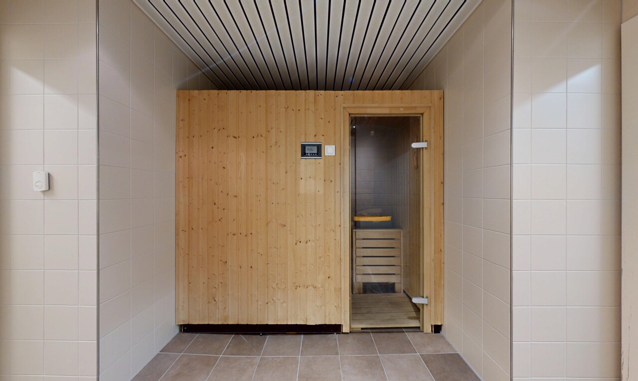 réception / lobby avec tile floor et inside property