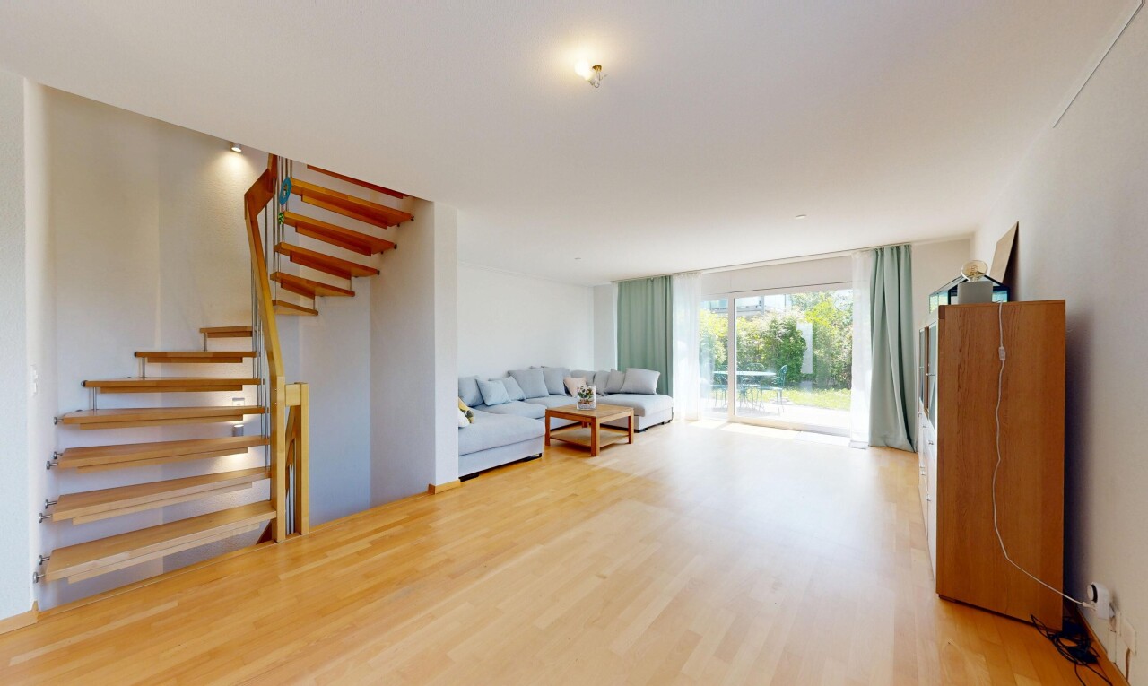 salon avec escaliers, cloison sèche, drywall, sol en finition bois, et wood finish floor