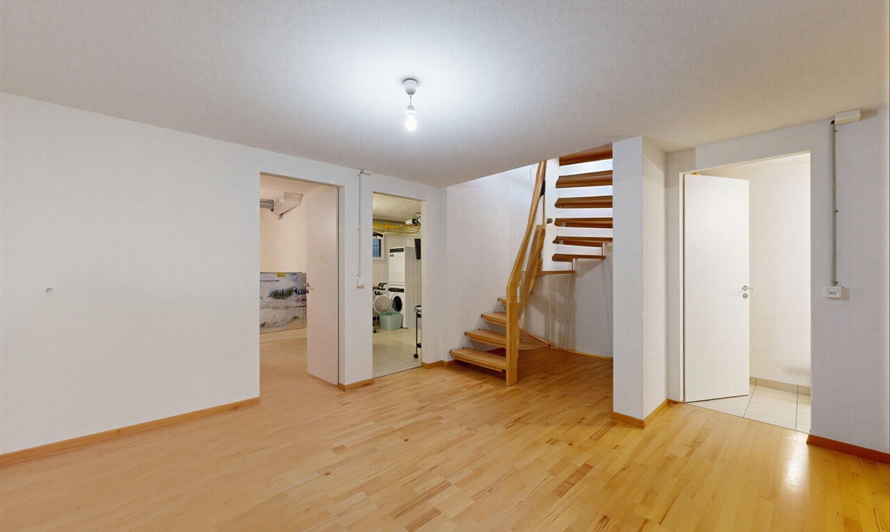 pièce vide avec sous-sol, escaliers, inside property, wood finish floor, et sol en finition bois
