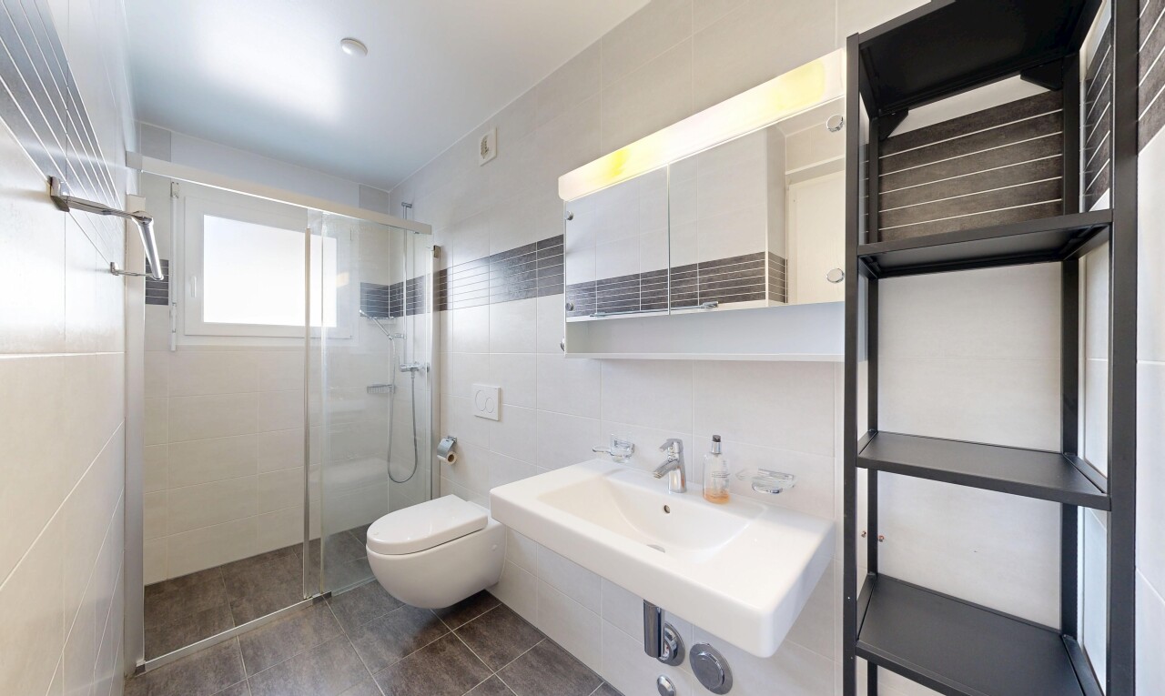 salle de bains avec douche, salle de bain complète, inside property, mur en carrelage, et tile wall
