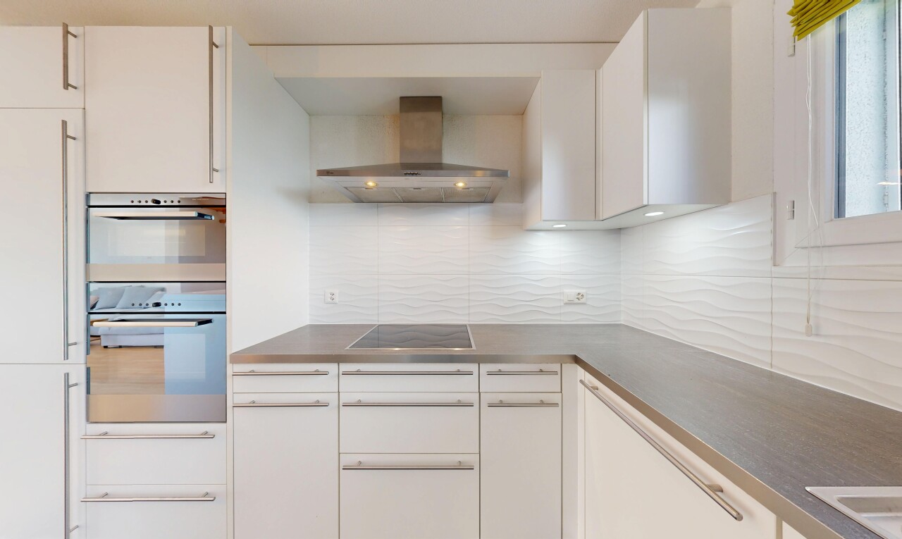 cuisine avec backsplash, dosseret, hotte, white cabinets, et armoires blanches