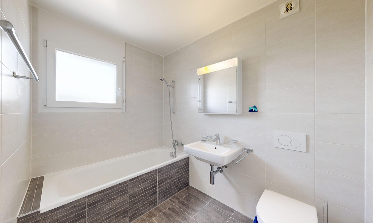 salle de bains avec mur en carrelage, tile wall, salle de bain complète, douche-bain combinés, et lumière naturelle