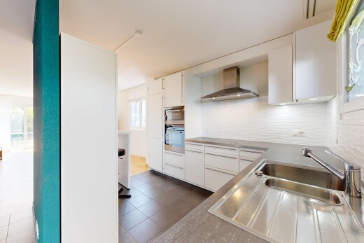 cuisine avec lumière naturelle, natural light, armoires blanches, white cabinets, et hotte