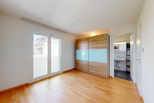 chambre avec light floor, inside property, cloison sèche, drywall, et sol en finition bois