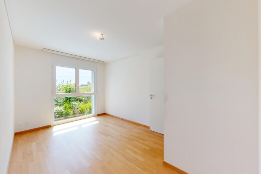 pièce vide avec natural light, lumière naturelle, wood finish floor, sol en finition bois, et drywall