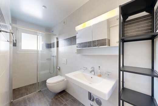 salle de bains avec douche, salle de bain complète, inside property, mur en carrelage, et tile wall