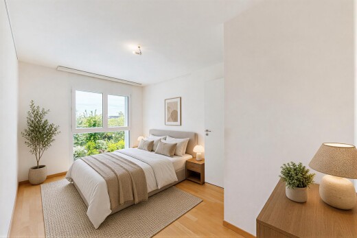 pièce vide avec natural light, lumière naturelle, wood finish floor, sol en finition bois, et drywall