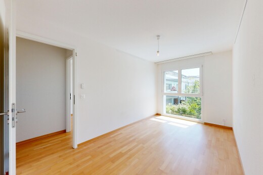 pièce vide avec inside property, sol en finition bois, wood finish floor, lumière naturelle, et natural light