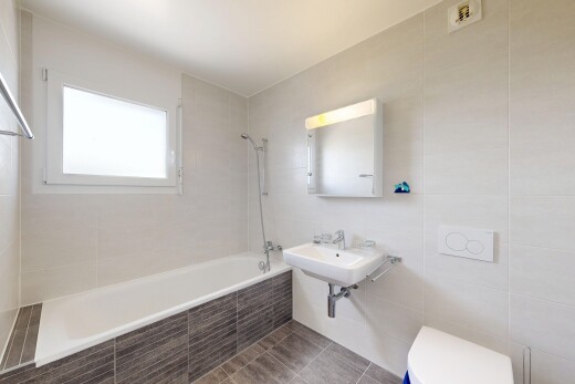salle de bains avec mur en carrelage, tile wall, salle de bain complète, douche-bain combinés, et lumière naturelle