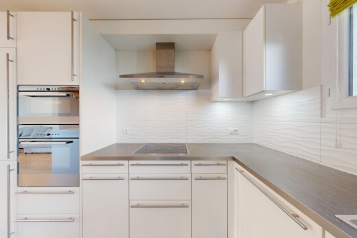 cuisine avec backsplash, dosseret, hotte, white cabinets, et armoires blanches