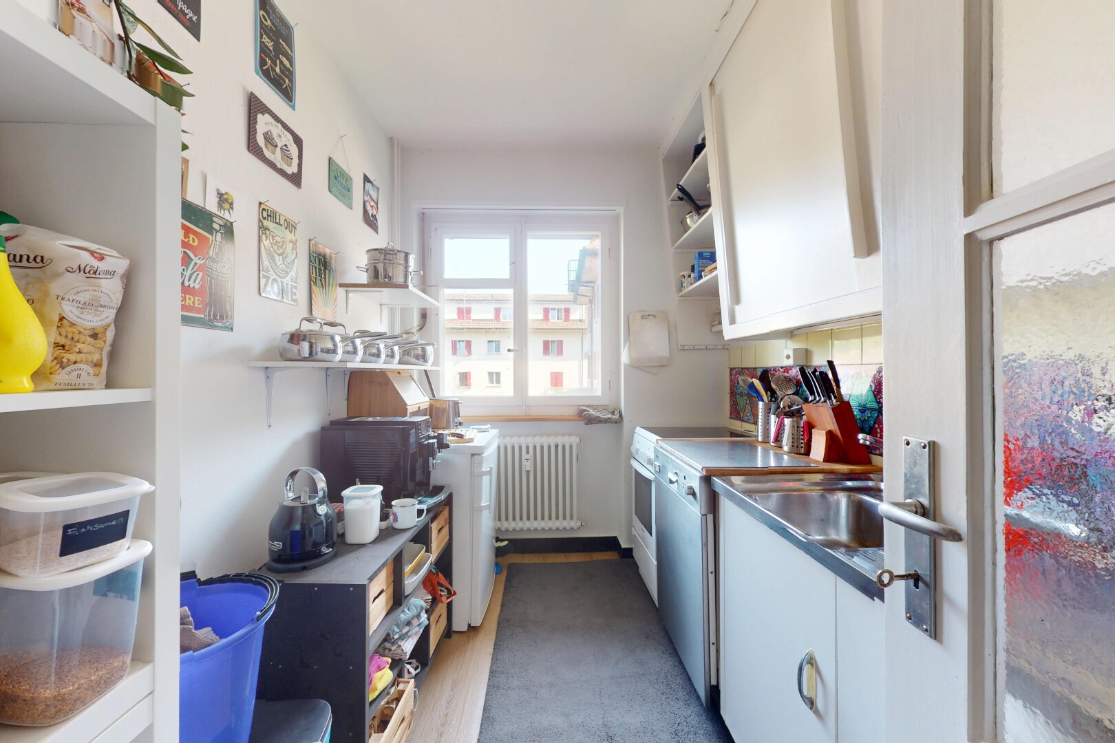 küche mit offene regale, weiße schränke, inside property, kühler, und natural light