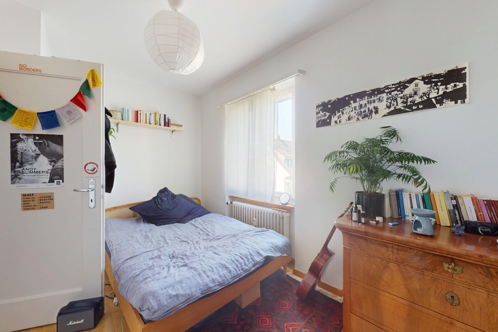 zimmer / schlafzimmer mit drywall, gipskartonwand, inside property, natural light, und natürliches licht