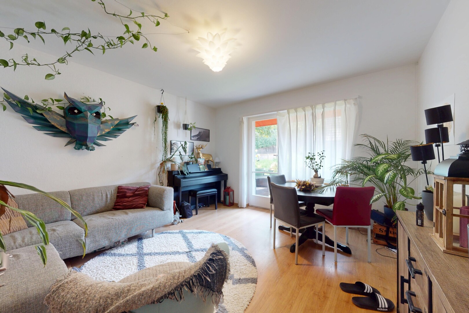 wohn- / esszimmer mit wood finish floor, holzfußboden, natural light, natürliches licht, und inside property