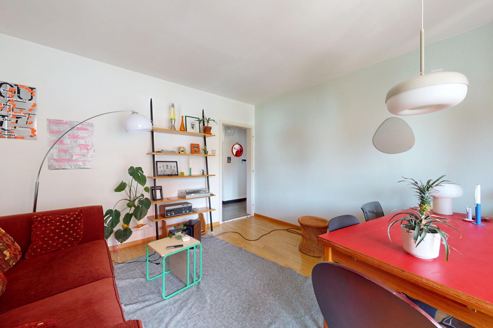 wohn- / esszimmer mit drywall, gipskartonwand, wood finish floor, holzfußboden, und inside property