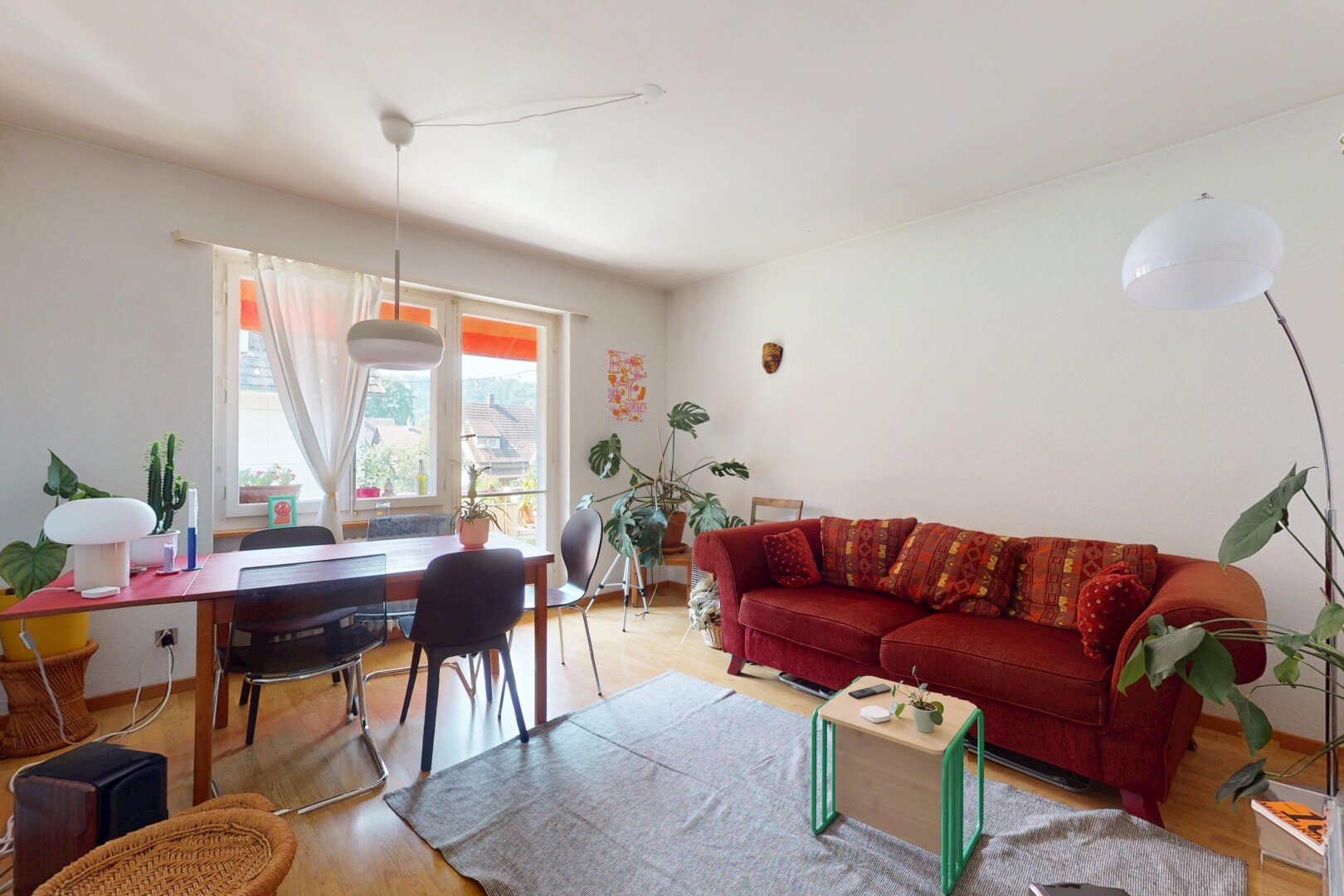 wohn- / esszimmer mit wood finish floor, holzfußboden, drywall, natural light, und gipskartonwand