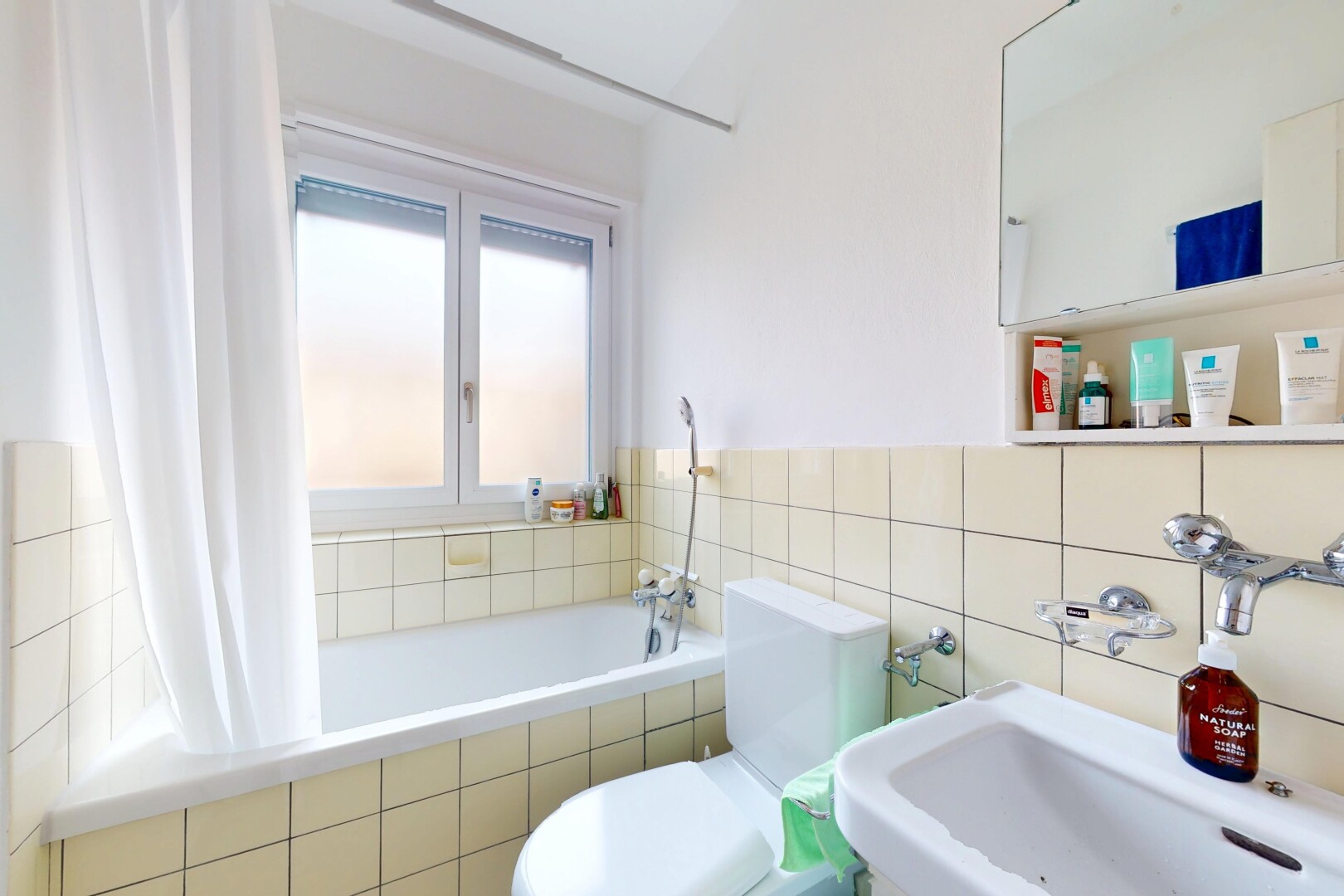 bad mit komplettes badezimmer, natural light, natürliches licht, inside property, und waschbecken