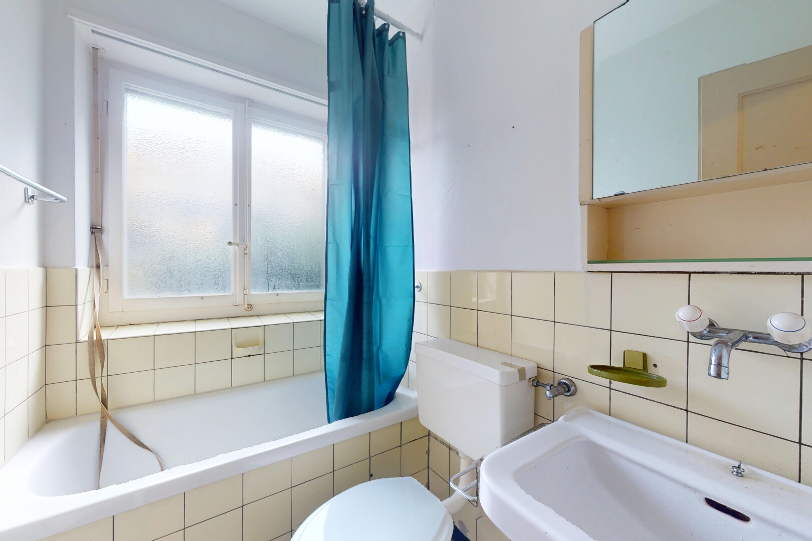 bad mit waschbecken, spiegel, komplettes badezimmer, toilette, und inside property