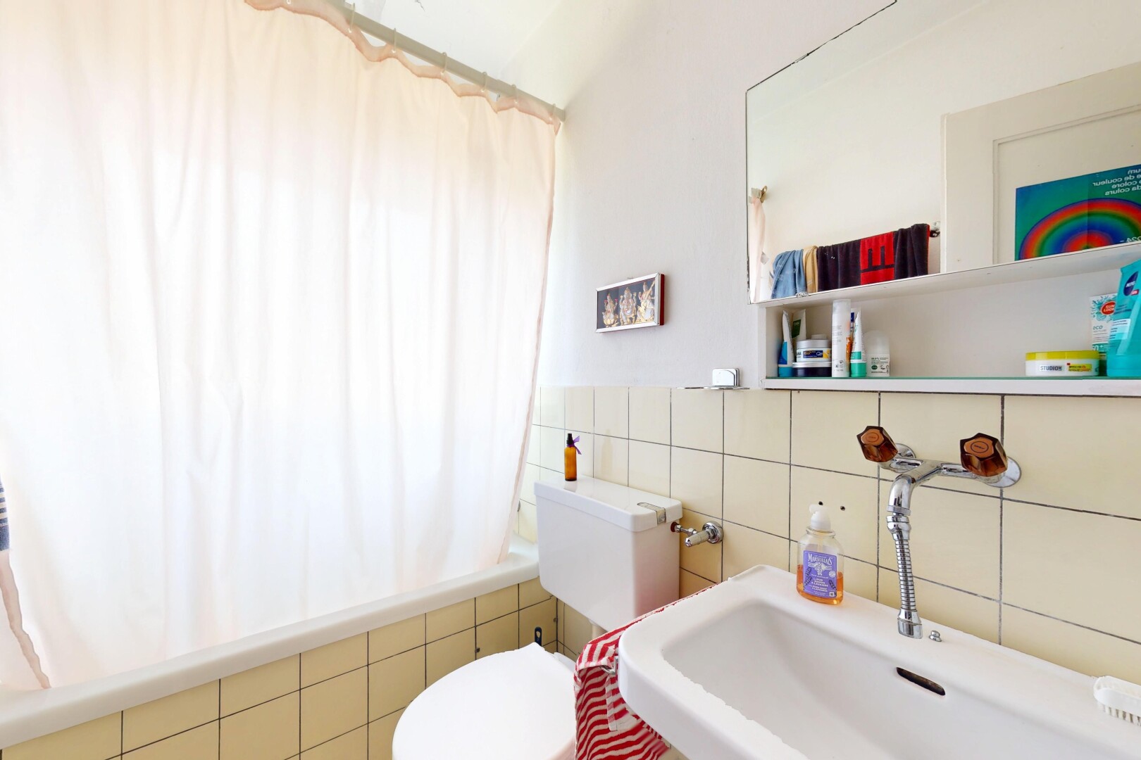 bad mit kombiniertes bad / dusche, tile wall, fliesenwand, waschbecken, und spiegel