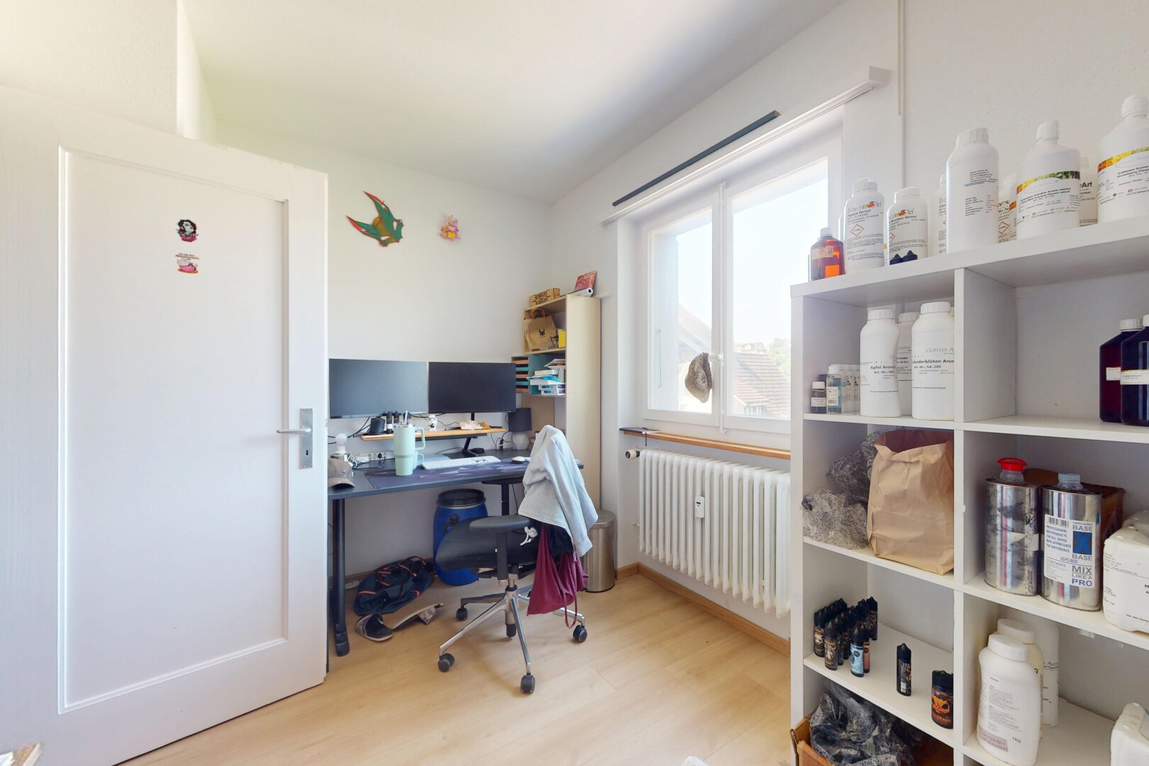 büro mit kühler, wood finish floor, holzfußboden, bürobereich, und inside property