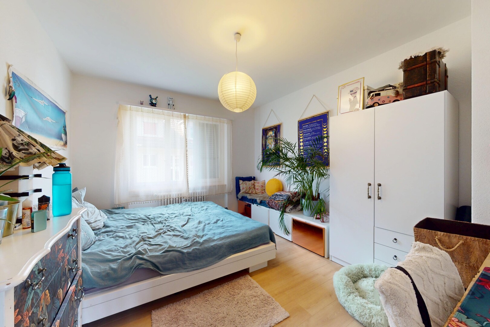 zimmer / schlafzimmer mit natürliches licht, natural light, holzfußboden, wood finish floor, und inside property