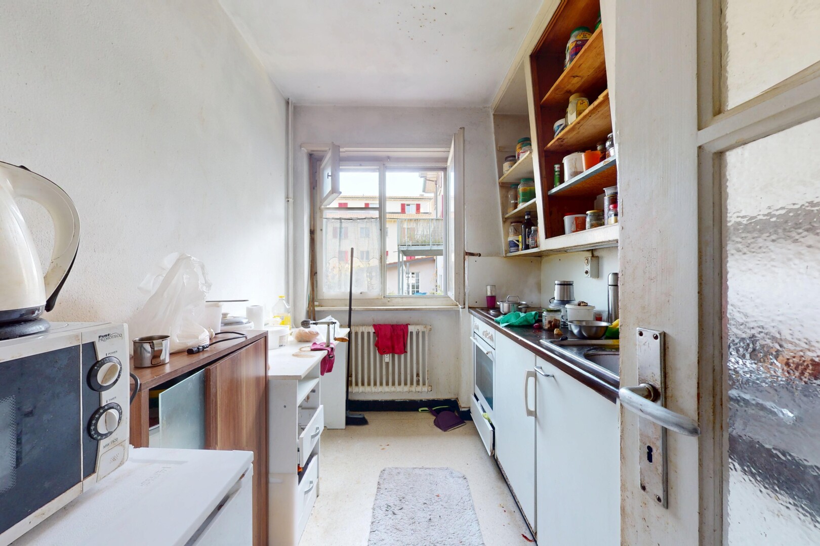 küche mit mikrowelle, kühler, natural light, natürliches licht, und inside property