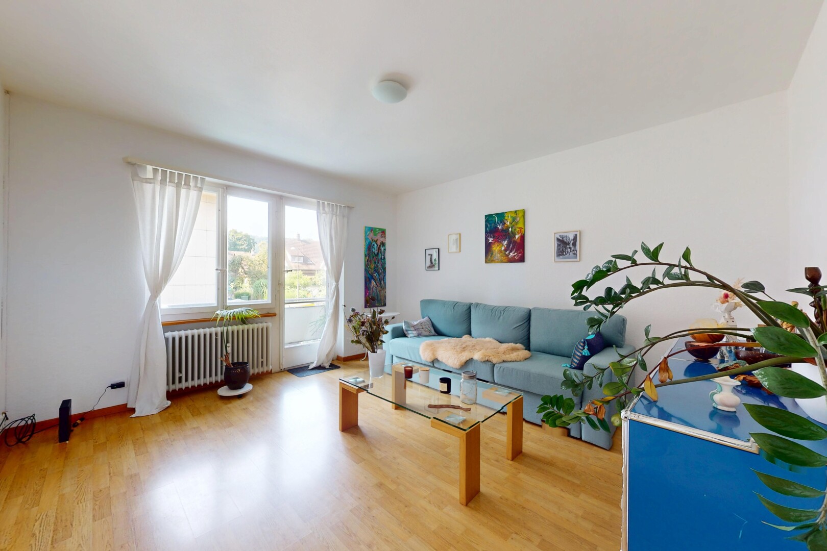 wohnzimmer mit drywall, gipskartonwand, wood finish floor, holzfußboden, und natural light