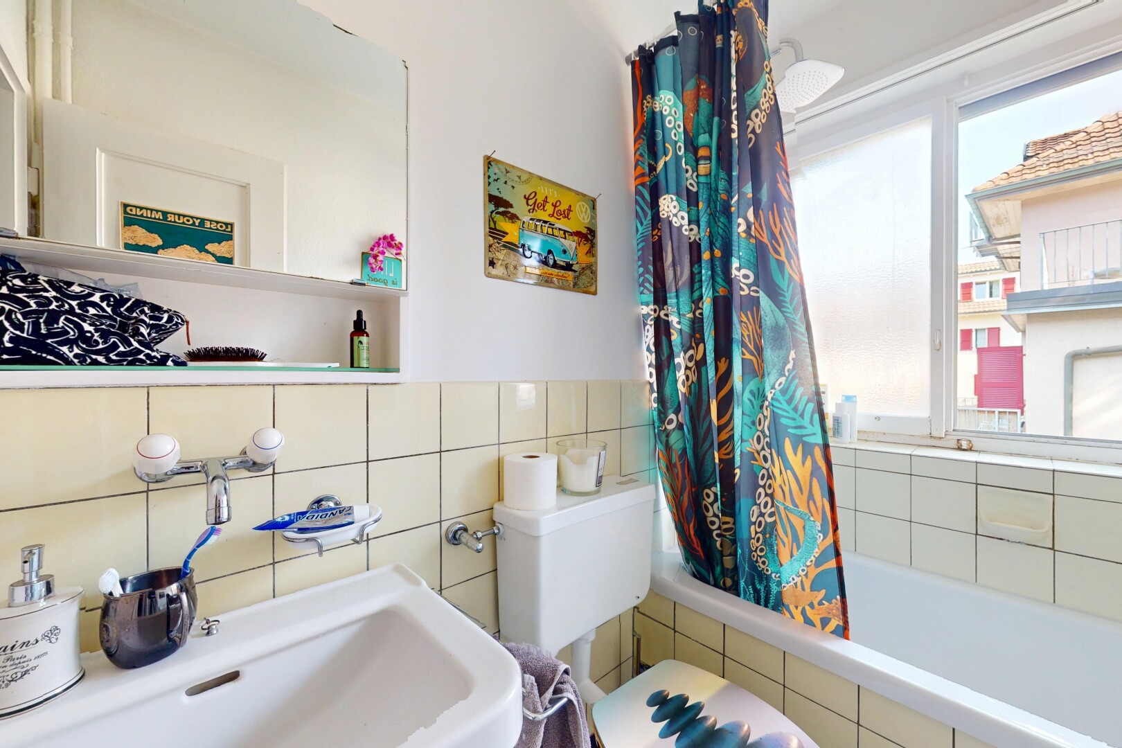 bad mit inside property, spiegel, natural light, natürliches licht, und komplettes badezimmer