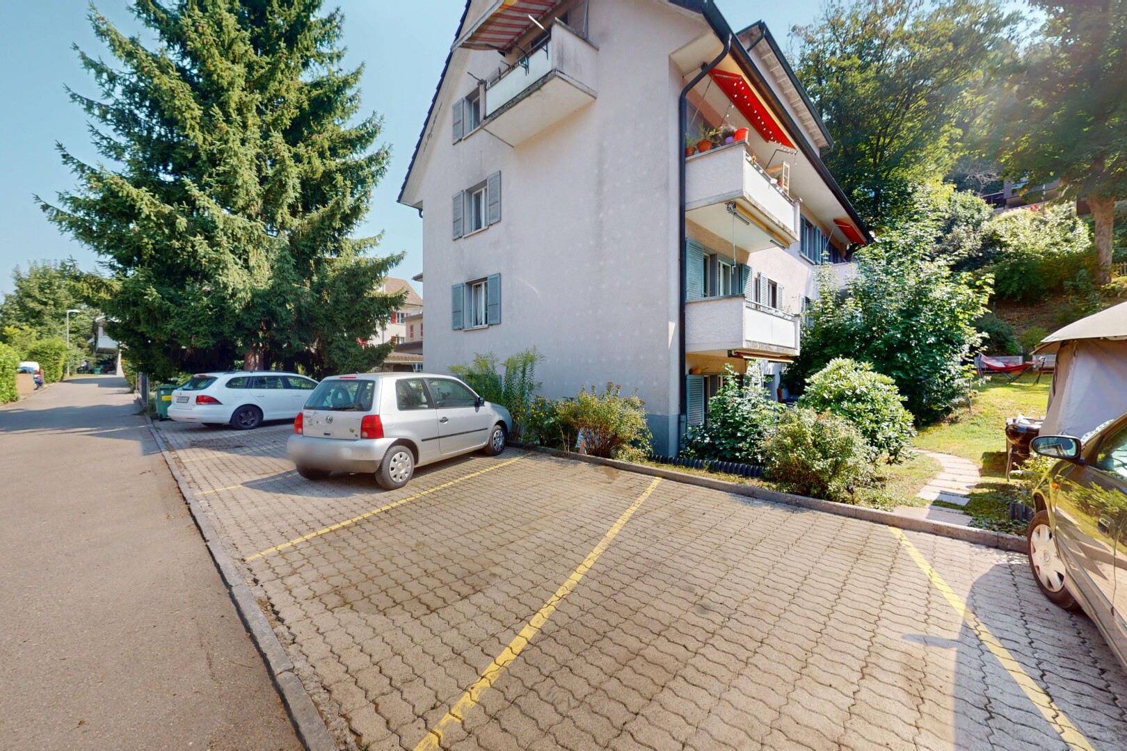 außenansicht mit parkplatz und day time