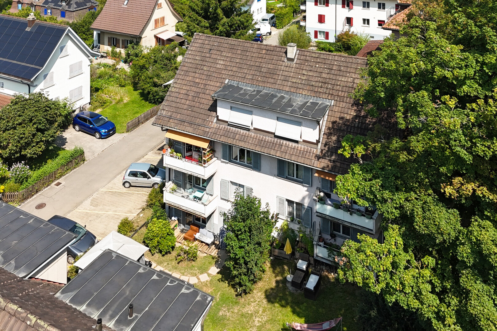 außenansicht mit solaranlage, parkplatz, drone view, residential view, und wohngebietblick