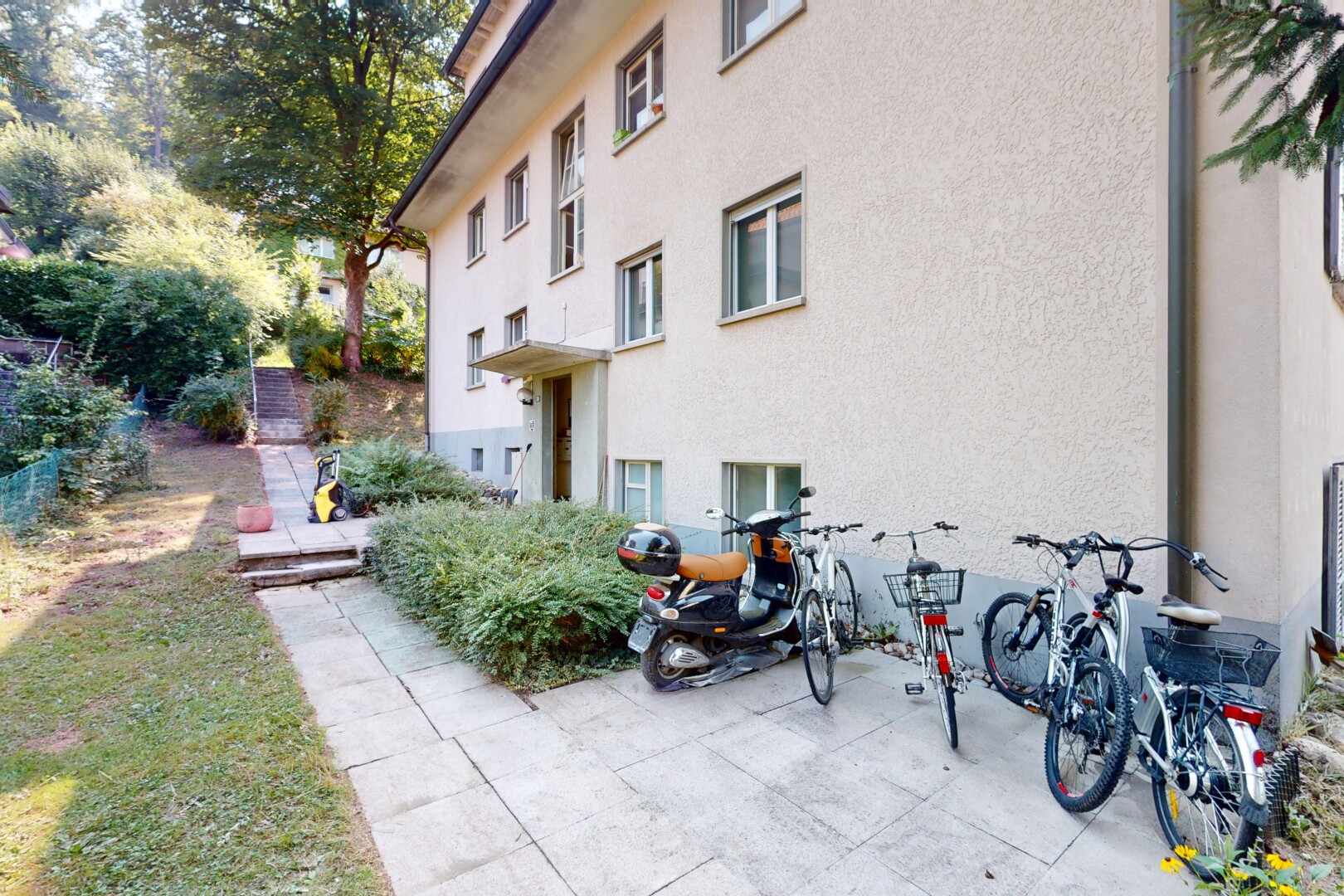 außenansicht mit property visible und stuckverkleidung