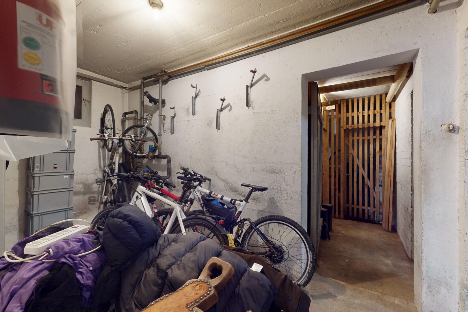 fitnessstudio mit concrete floor, inside property, wasserkocher, und unfinished concrete floor