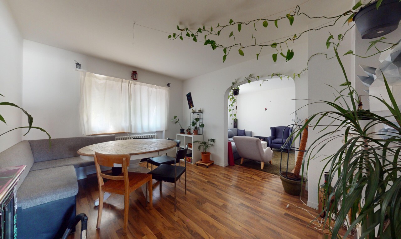 wohn- / esszimmer mit holzfußboden, wood finish floor, inside property, natürliches licht, und natural light