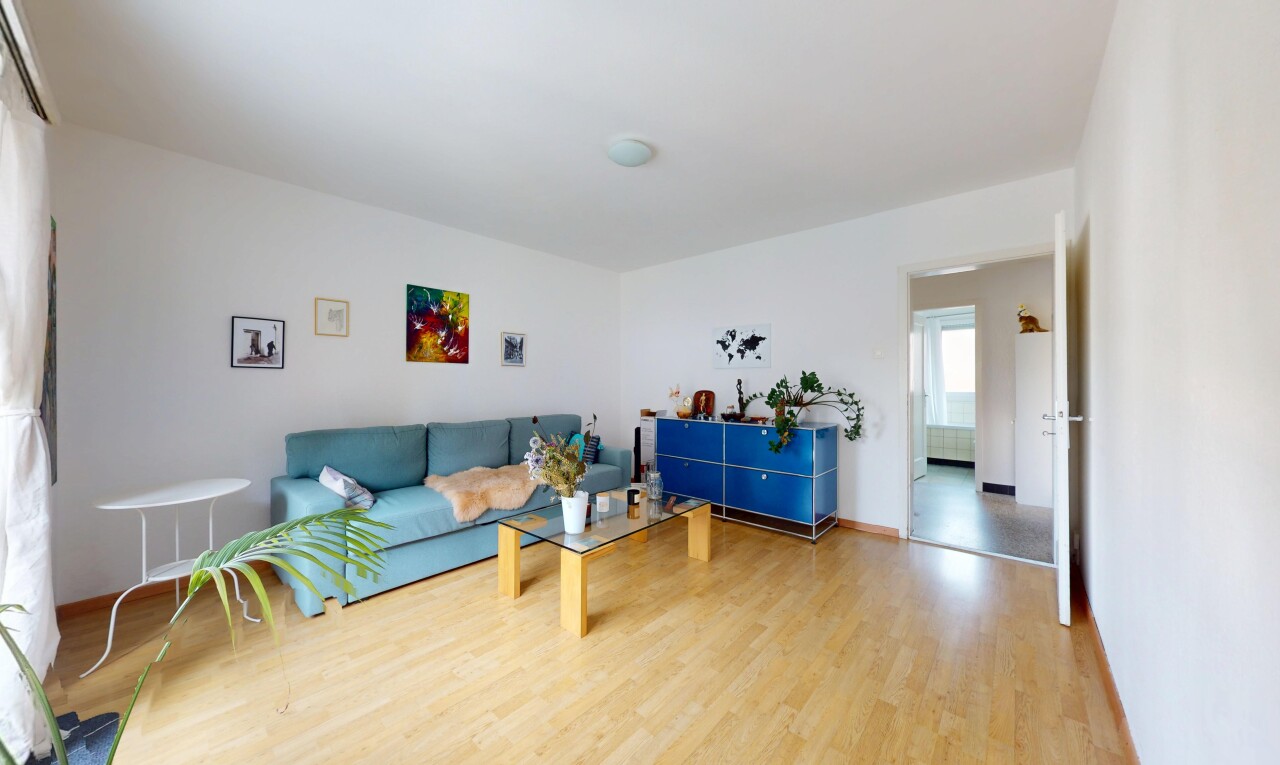 wohnzimmer mit drywall, gipskartonwand, inside property, wood finish floor, und holzfußboden