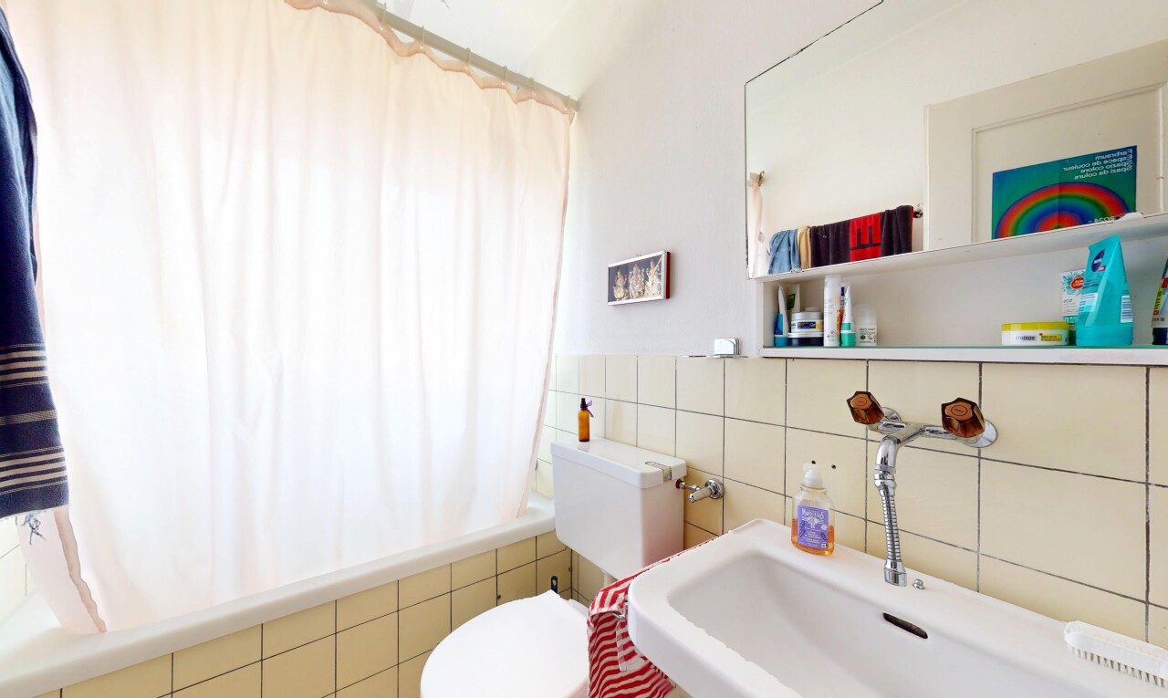 bad mit kombiniertes bad / dusche, tile wall, fliesenwand, waschbecken, und spiegel