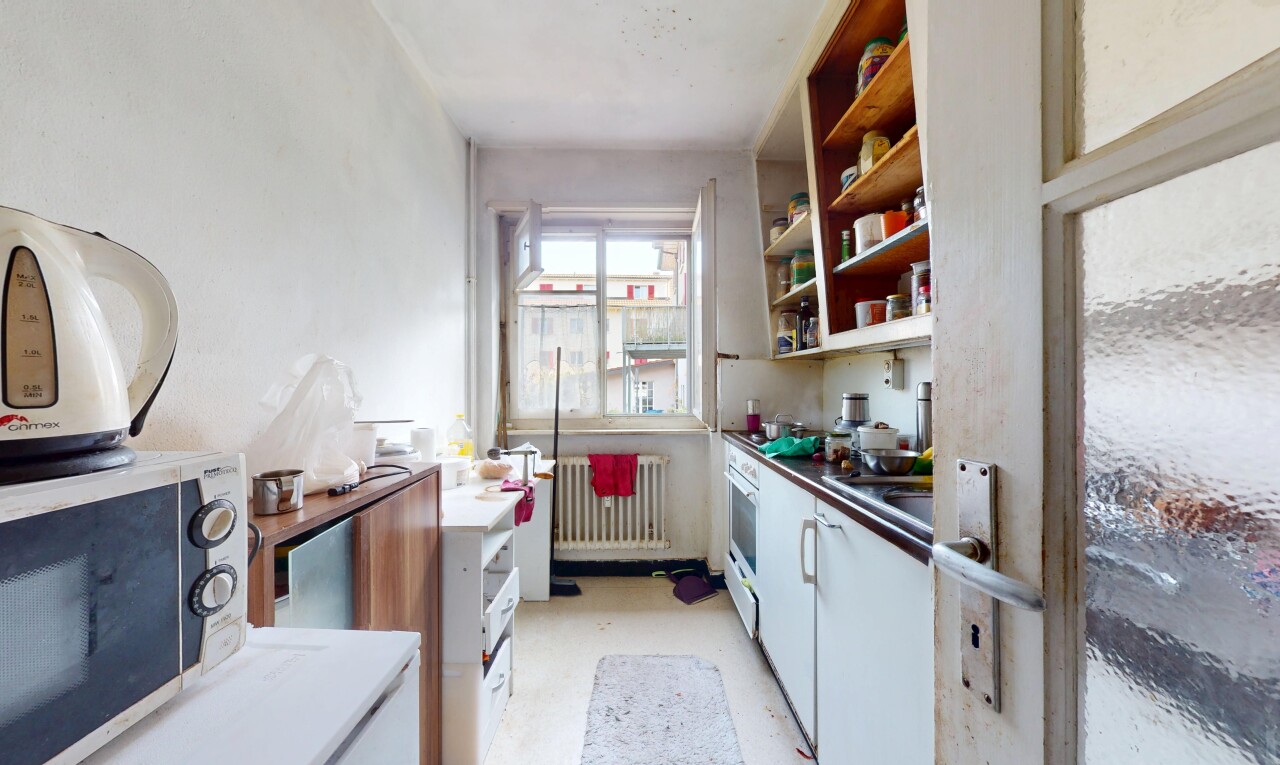 küche mit mikrowelle, kühler, natural light, natürliches licht, und inside property