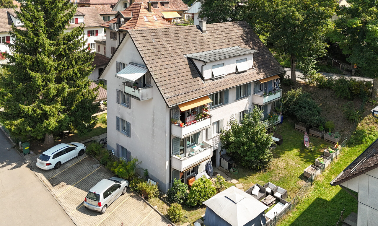 außenansicht mit drone view und parkplatz