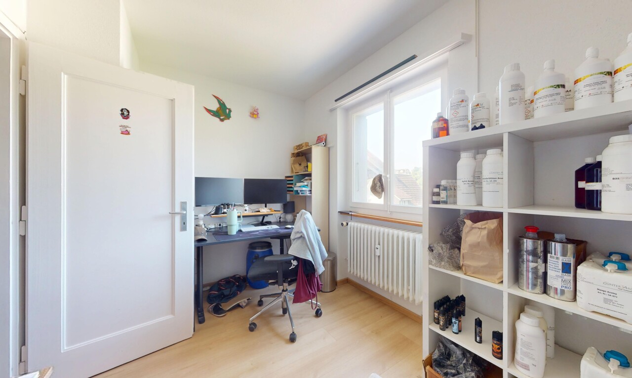 büro mit kühler, wood finish floor, holzfußboden, bürobereich, und inside property