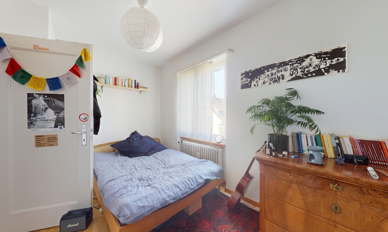 zimmer / schlafzimmer mit drywall, gipskartonwand, inside property, natural light, und natürliches licht